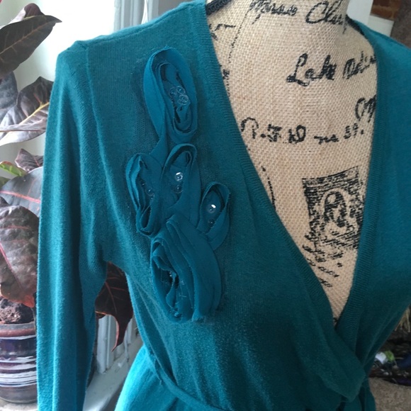 Emerald cardigan w/ fabric roses on shoulder - Picture 2 of 8